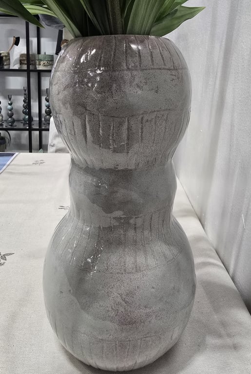 Skulpturel vase med riller billede 2
