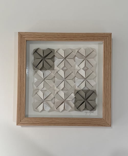 20x20cm, foldet værk, beigegrå, indrammet 