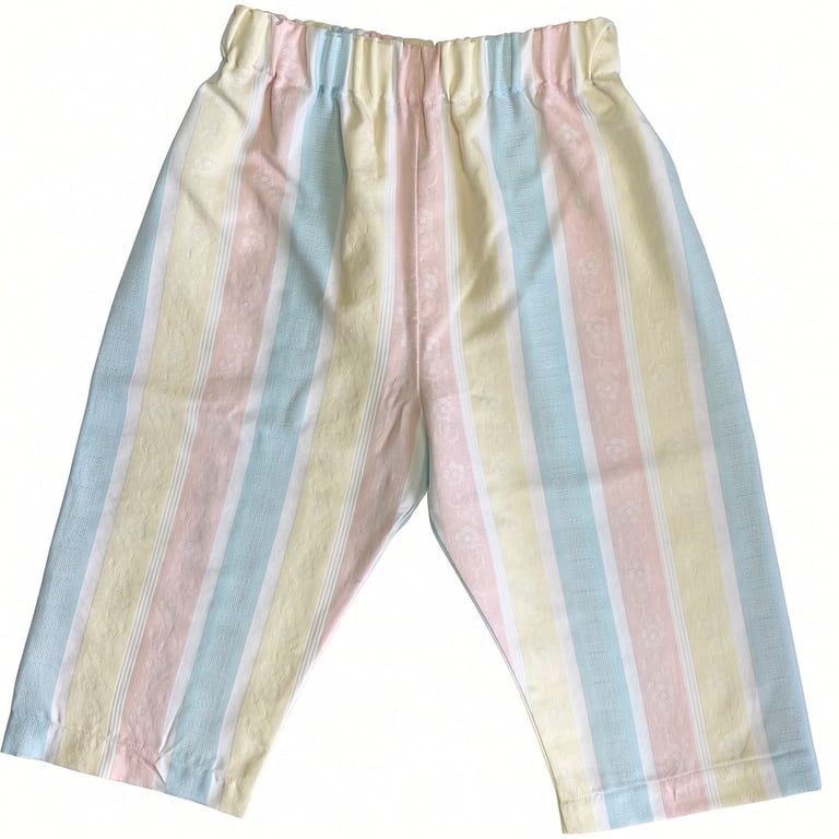 Billede af et par shorts med elastisk talje, mønstret med lodrette, pastelfarvede striber i blå, gul og rosa.