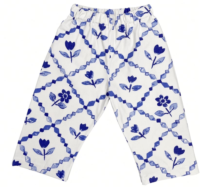 Hvide bukser med elastik i taljen og blå blomstermønster i et ternet design.