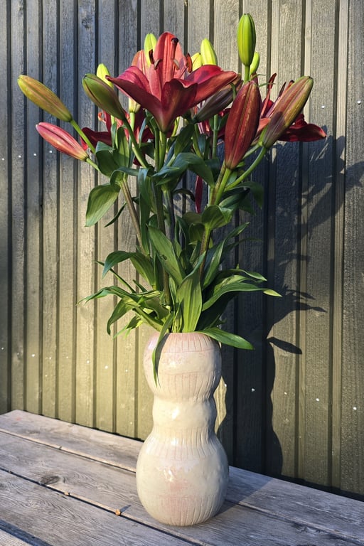 Skulpturel vase med riller
