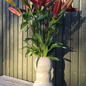 Skulpturel vase med riller – produktbillede
