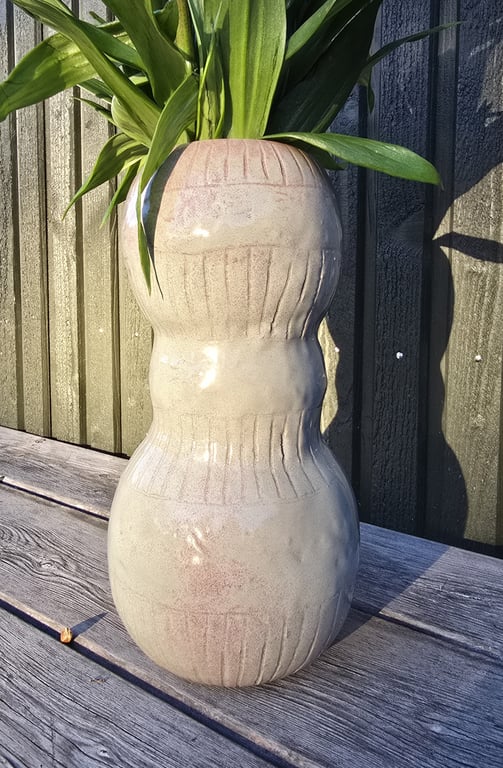 Skulpturel vase med riller billede 2