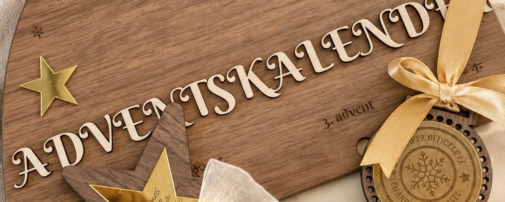 Guldhalskæde med rundt vedhæng, hvor der er indgraveret en stiliseret tegning af en voksen, der holder et barn i armene.
