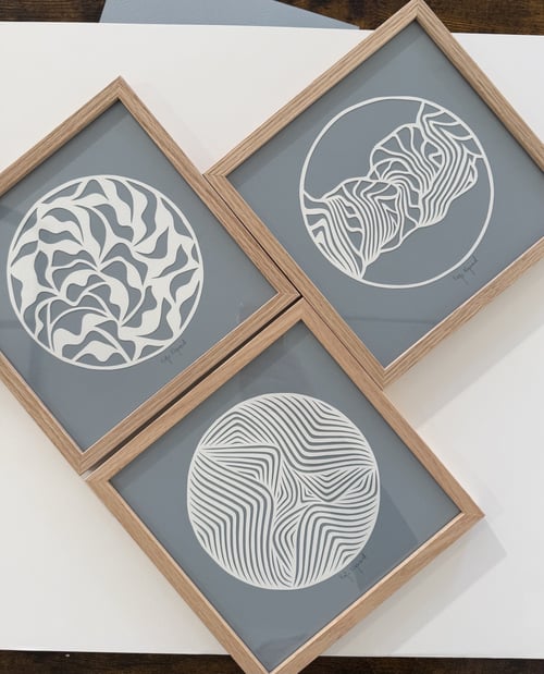 Intropris - small papercut trio, dueblå, indrammet  (2)