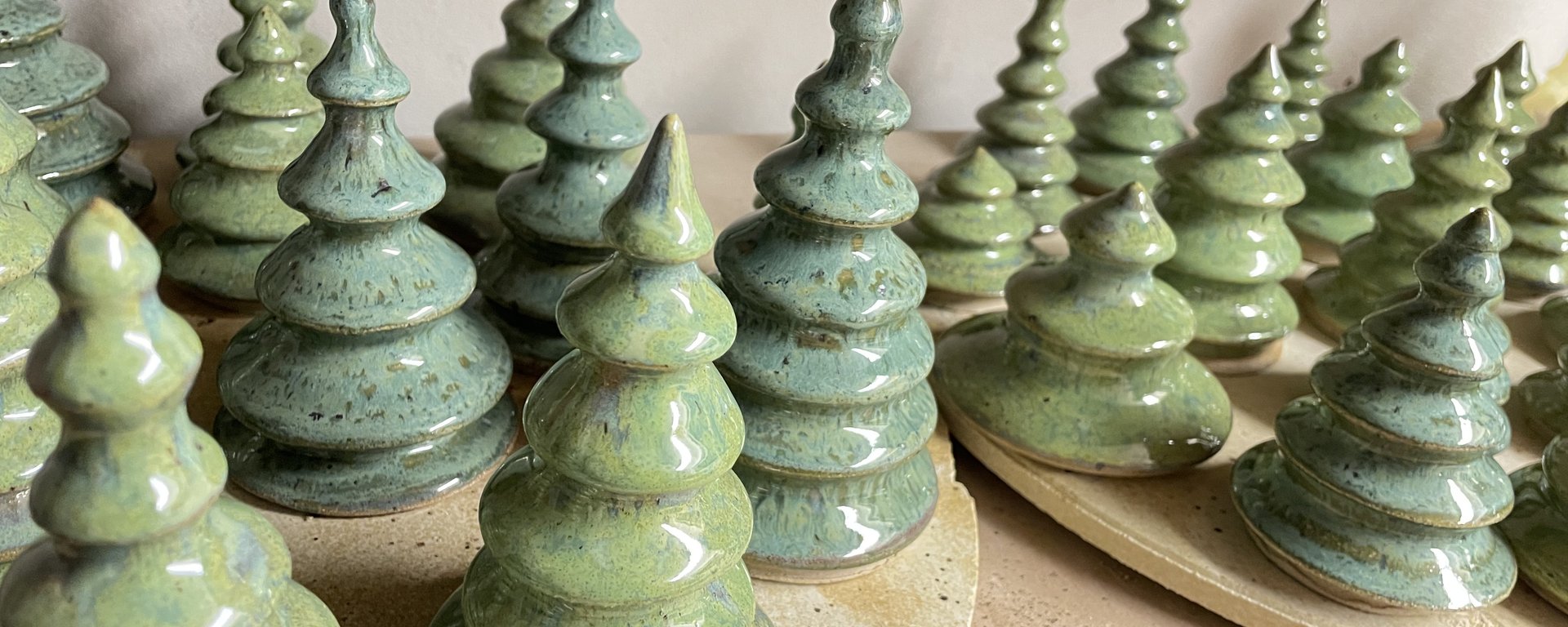 Blå keramisk skål med spiral mønster i bunden og glaseret finish.
