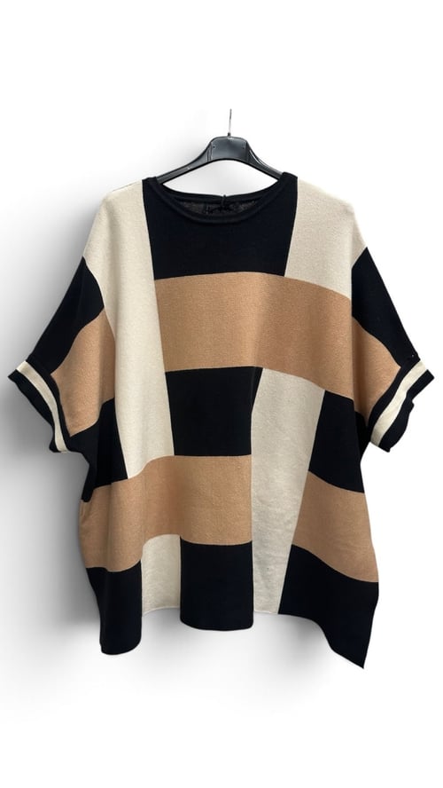 Strikket kortærmet bluse med brede lodrette og vandrette striber i sort, beige og creme, hængende på en sort bøjle. (3)