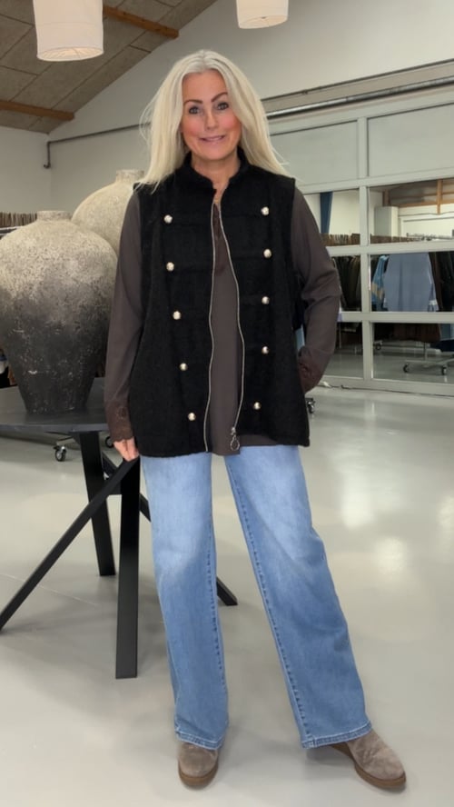 Line vest. Black. Onesize str 36-46. (2)