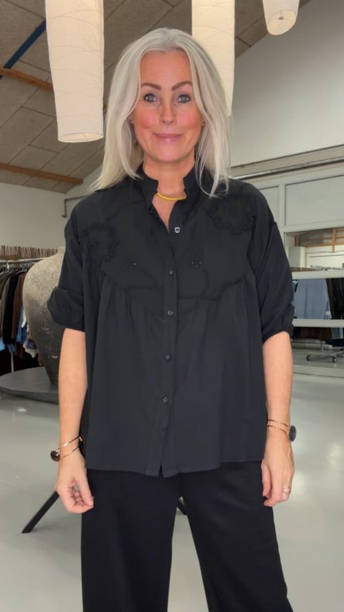 Mette Cotton blouse. Black, Onesize 36-44. (1)