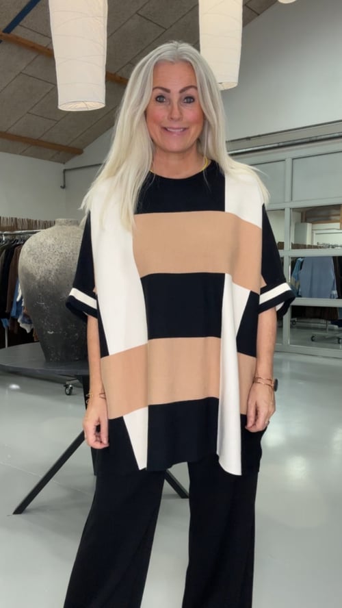 Willa viscose blouse. Creme/camel/black. Onesize 38-50. (1)