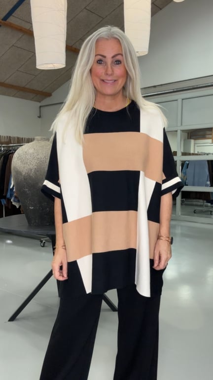 Willa viscose blouse. Creme/camel/black. Onesize 38-50.