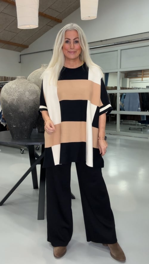 Willa viscose blouse. Creme/camel/black. Onesize 38-50. (2)