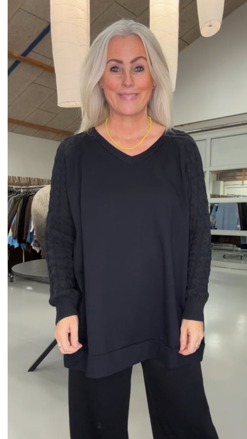 Mascha cotton blouse. Black. Onesize 38-48. (1)
