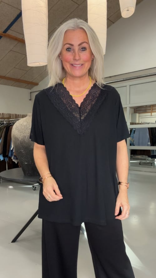 Katja Viscose blouse. Black w blonde. Onesize 36-46. (1)
