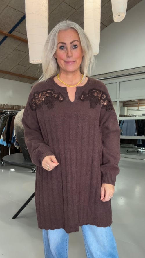 Naja knit blouse. Hot Chokolate. Onesize 38-48. (1)