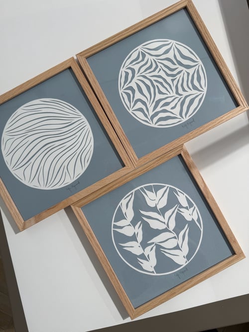 Intropris - Small trio papercut, dueblå, indrammet  (2)