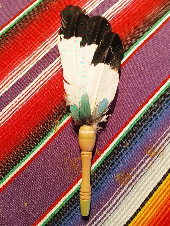 Vifte med Ara-papegøjefjer og Gåsefjer 