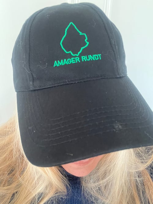 Kasket, sort med broderet logo (5)