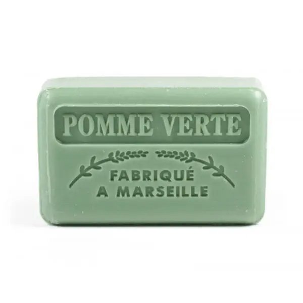 Grøn sæbestykke med teksten "Pomme Verte" og "Fabriqué à Marseille" præget på forsiden. (2)