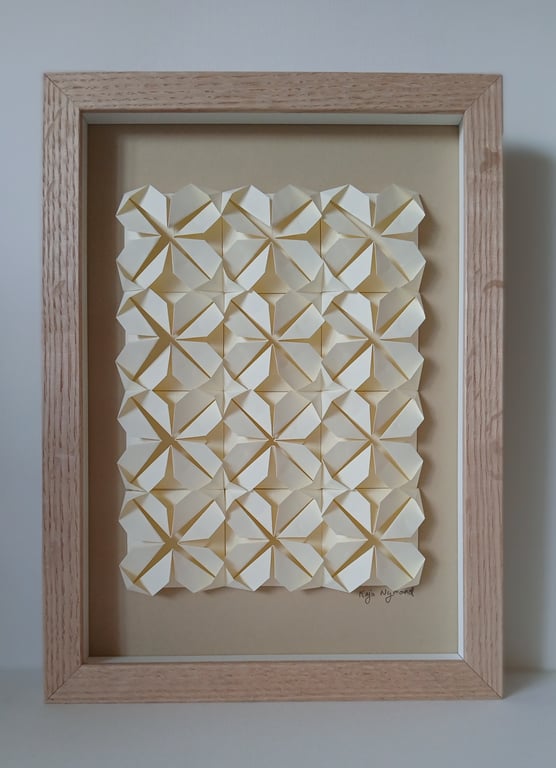 A4 foldet papirværk, beige, indrammet 