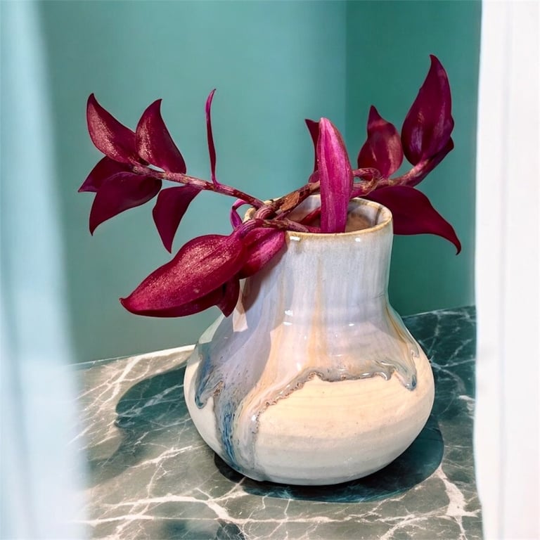 Himmelglimt – lille håndlavet vase i porcelænsler