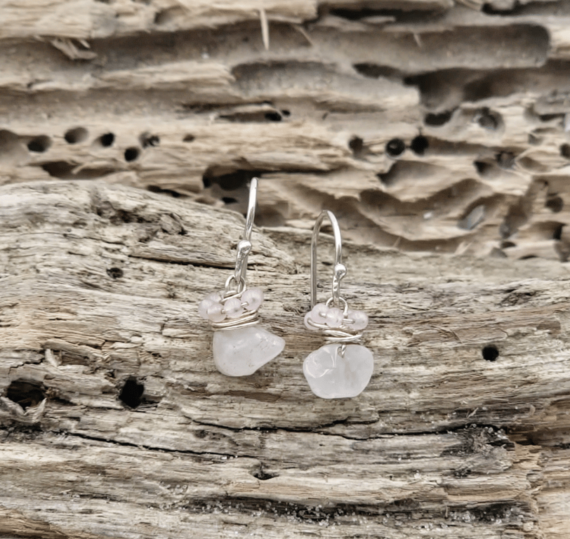 Ørekroge med rosakvarts.