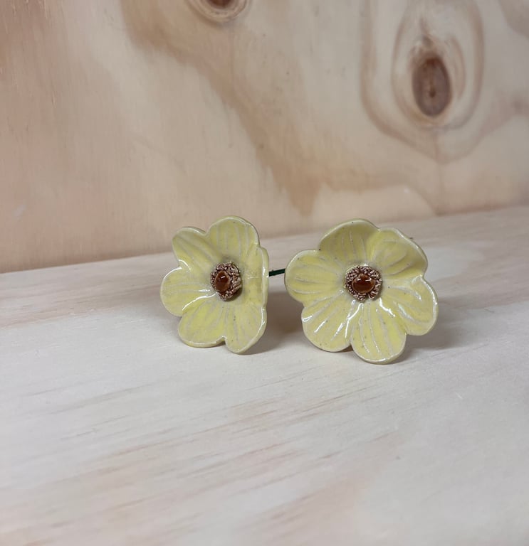 Lysegul blomst på stilk  billede 2