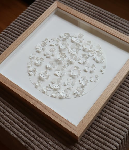 30x30cm, 3D papercut, hvid, indrammet 