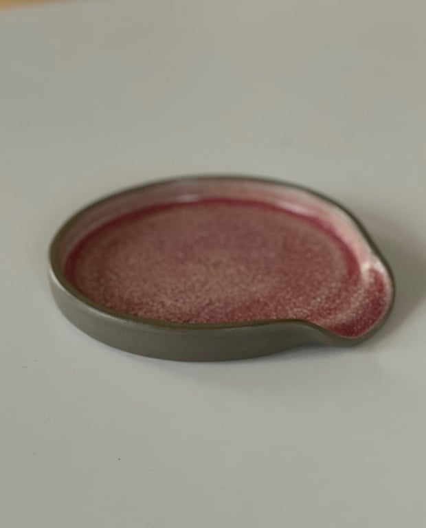 Spoonrest, mørkt ler, rødmeleret