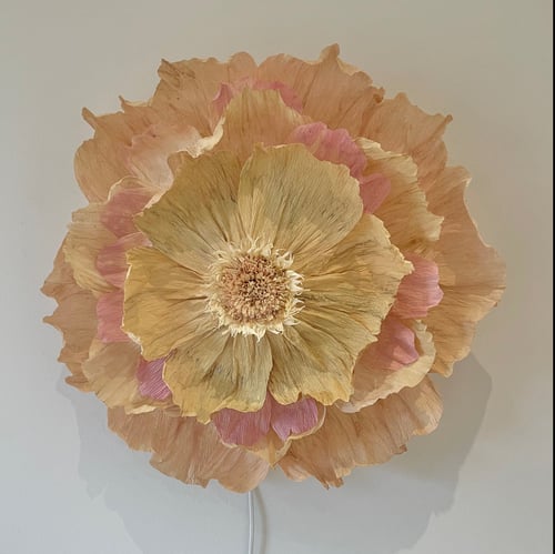 Stor vægdekoration formet som en blomst med krydsede, bølgede blade i beige og lyserøde nuancer. (1)