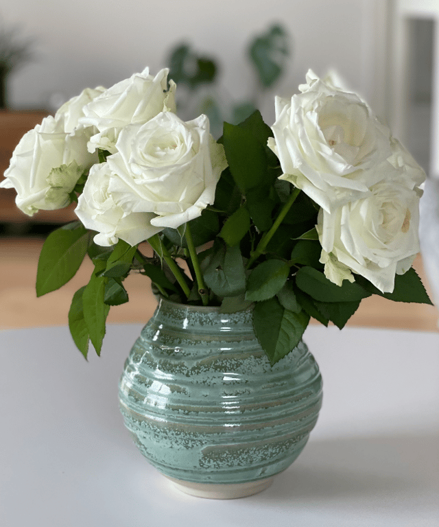 Vase m. riller/mønster, kobbergrøn - 15 cm høj