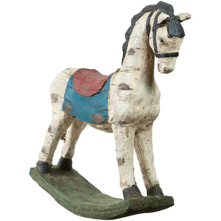 Gammel hvid trægyngende hest med blå og rødt sadel. (2)