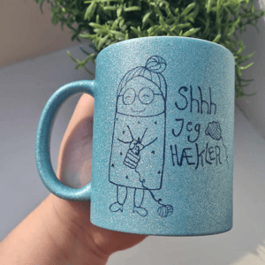 Krus: shhh jeg hækler Lys Blå Glimmer – produktbillede