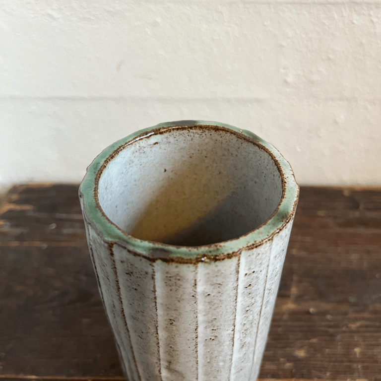 Vase, grå ler med hvid glasur billede 2