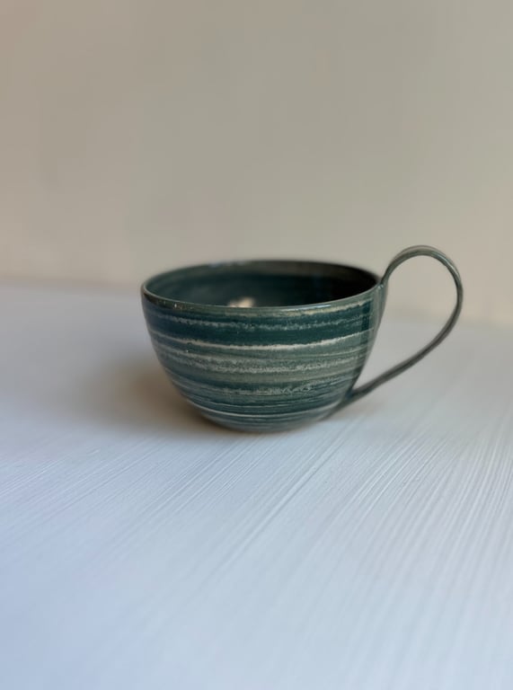 Swirly kop i flaskegrøn med hank