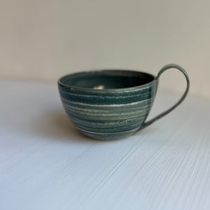 Swirly kop i flaskegrøn med hank – produktbillede