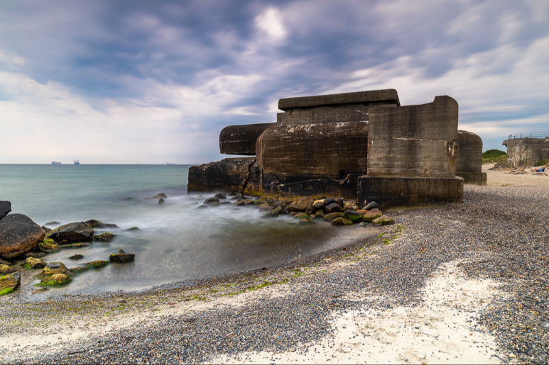 Sønderstrand i Skagen med en dramatisk bunker i forgrunden en smuk sommerdag