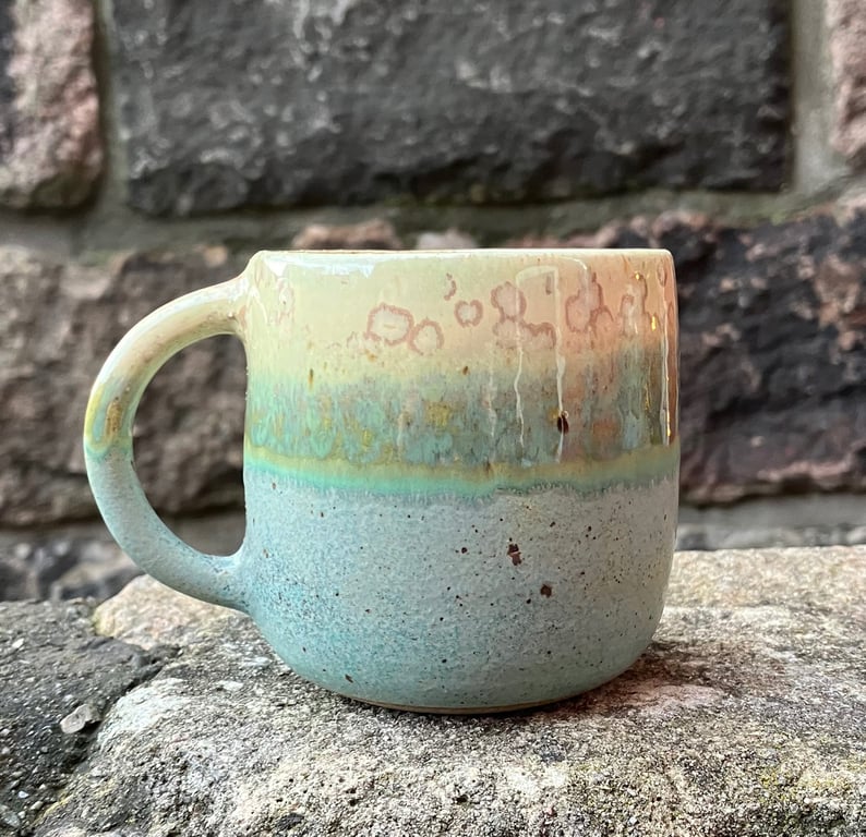 Hånddrejet kop med hank