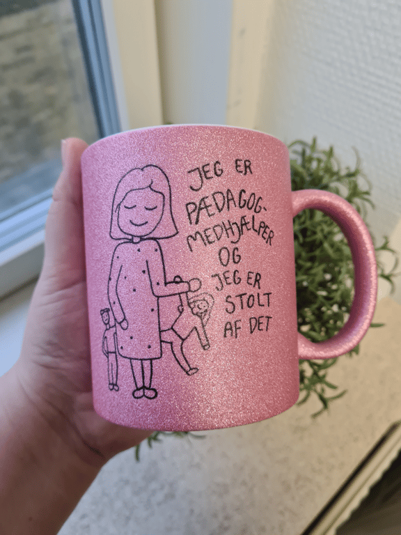 Krus: Jeg er pædagogmedhjælper og jeg er stolt af det Pink Glimmer