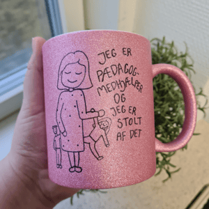 Krus: Jeg er pædagogmedhjælper og jeg er stolt af det Pink Glimmer – produktbillede