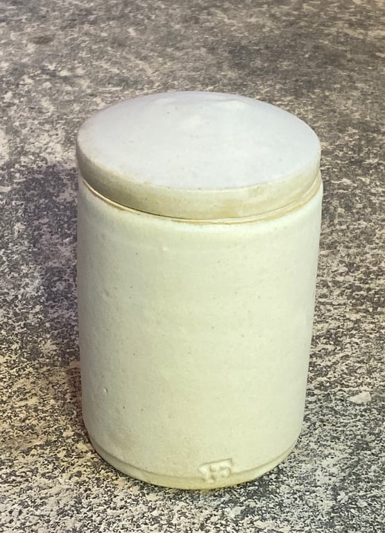 Lågkrukke ca. 12 cm høj i lys sart glasur
