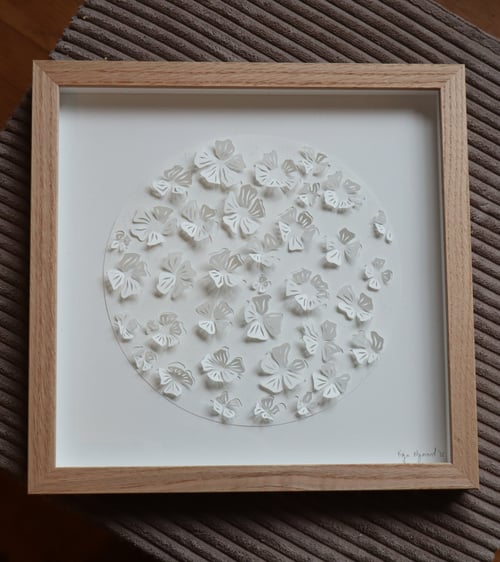 30x30cm, 3D papercut, hvid, indrammet 