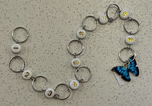 Tilbehør: Strikkefisk med sommerfugl: Længde 22 cm m. 10 ringe str. 2-9 mm pinde