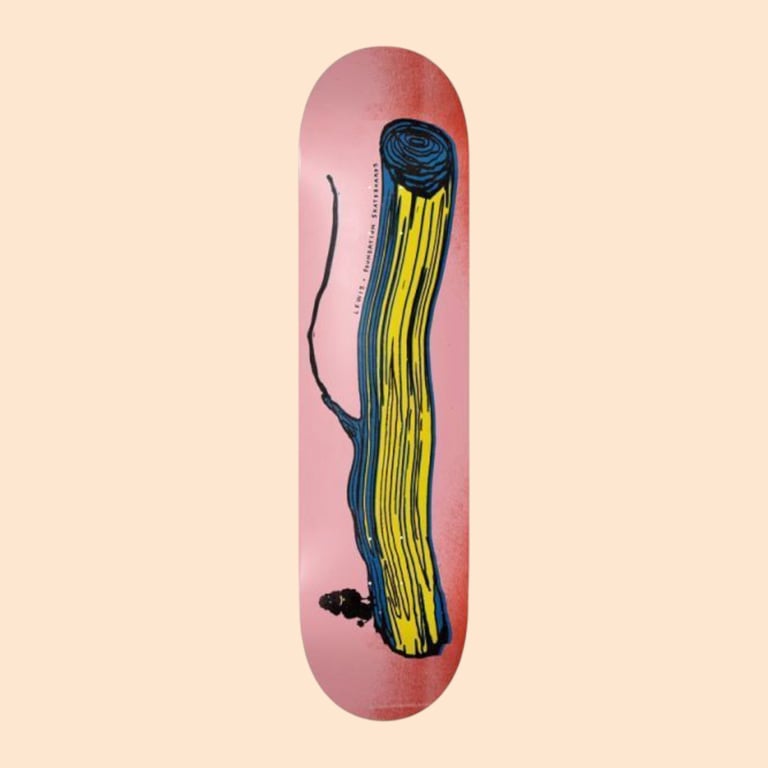 Skateboard med illustration af en gul og blå træstamme på lyserød baggrund.