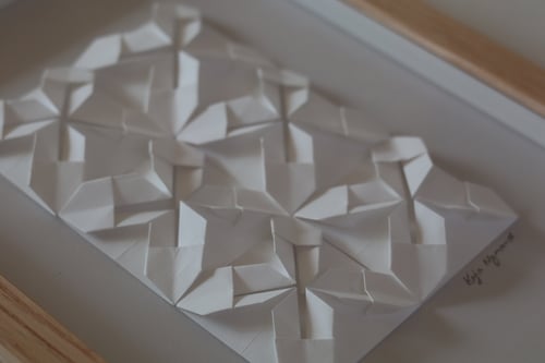 A4 foldet papirværk, perlegrå, hvid. indrammet