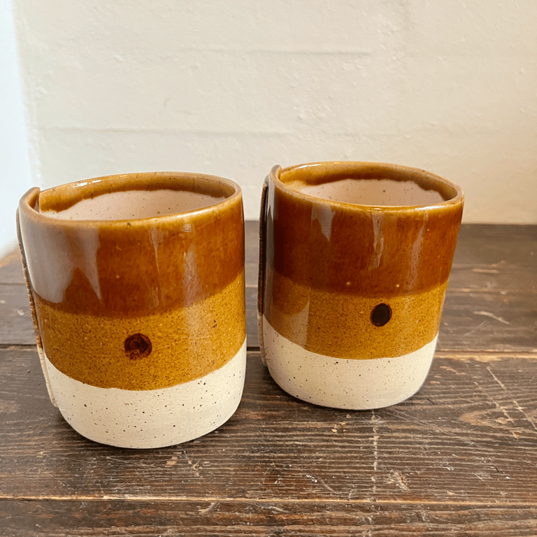 Krus, hvid ler med lyserød og brændt karry glasur.