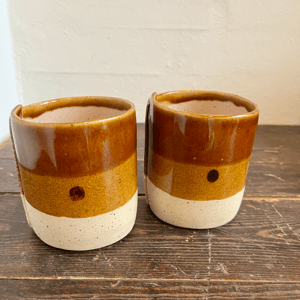 Krus, hvid ler med lyserød og brændt karry glasur. – produktbillede