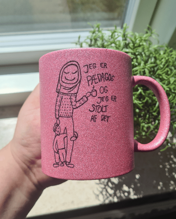 Krus: Jeg er pædagog og jeg er stolt af det (med tørklæde) Pink Glimmer