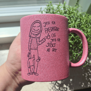 Krus: Jeg er pædagog og jeg er stolt af det (med tørklæde) Pink Glimmer – produktbillede