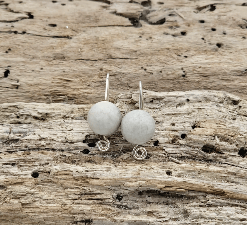 Ørekroge med howlite.